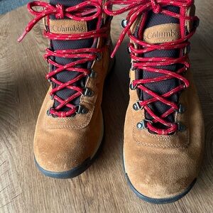 Columbia Tan Boots with Red Laces Size 9.5 Waterproof Lightly Used